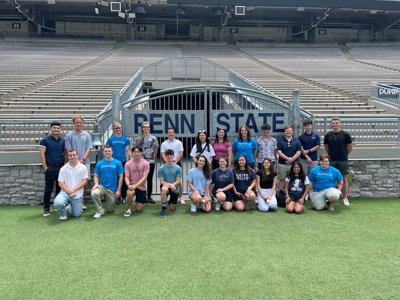 Stagiaires Minitab debout devant l’entrée du Penn State Beaver Stadium