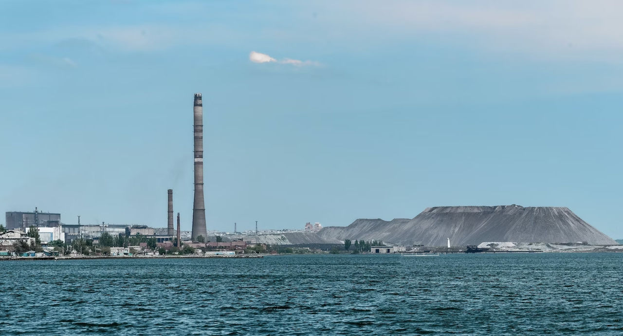 Refinaria de petróleo às margens de um grande corpo d’água